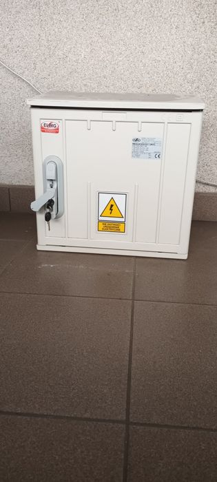 Skrzynka elektryczna. Erbetka..Licznik prądu trzyfazowy. Cały czas był