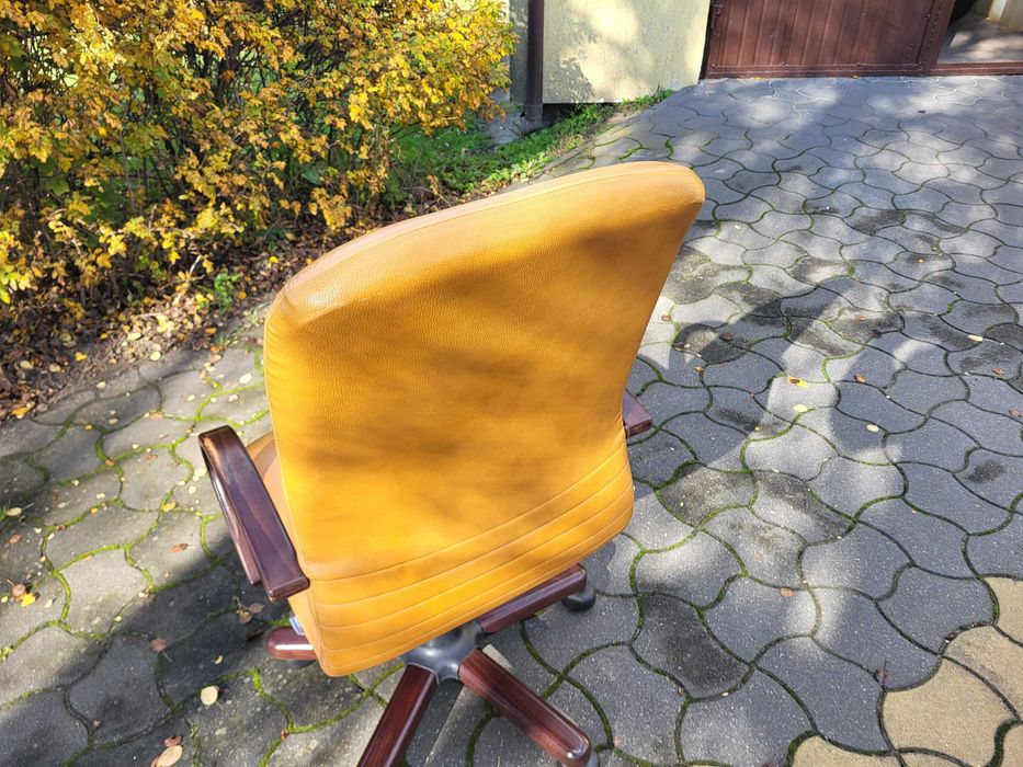 Fotel biurowy skórzany Nowy Styl Nowa z regulacją pochyłu idealny