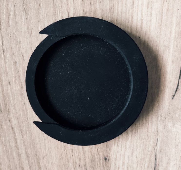 Zamknięcie otworu rezonansowego gitary.