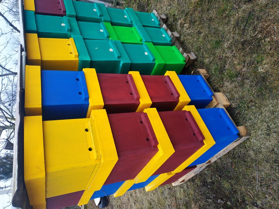 вулик з пінополістеролу на 6 рамок може бути як нуклеус  та ловушка)))