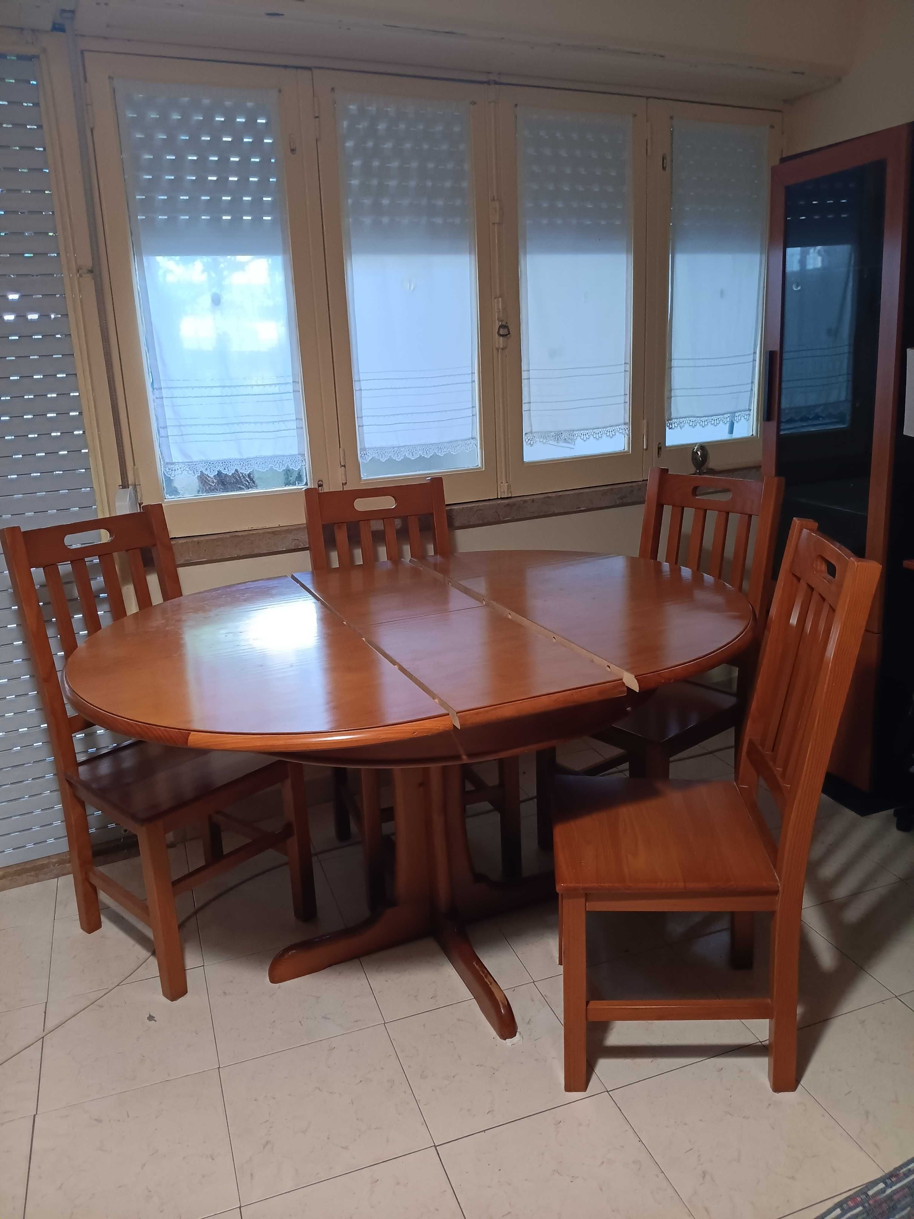 Mesa extensível + 4 cadeiras madeira massiça e móvel cristaleira