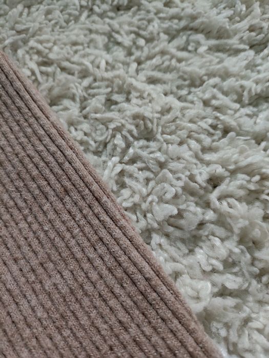 Еластична спідниця довжини міді в рубчик з розрізами