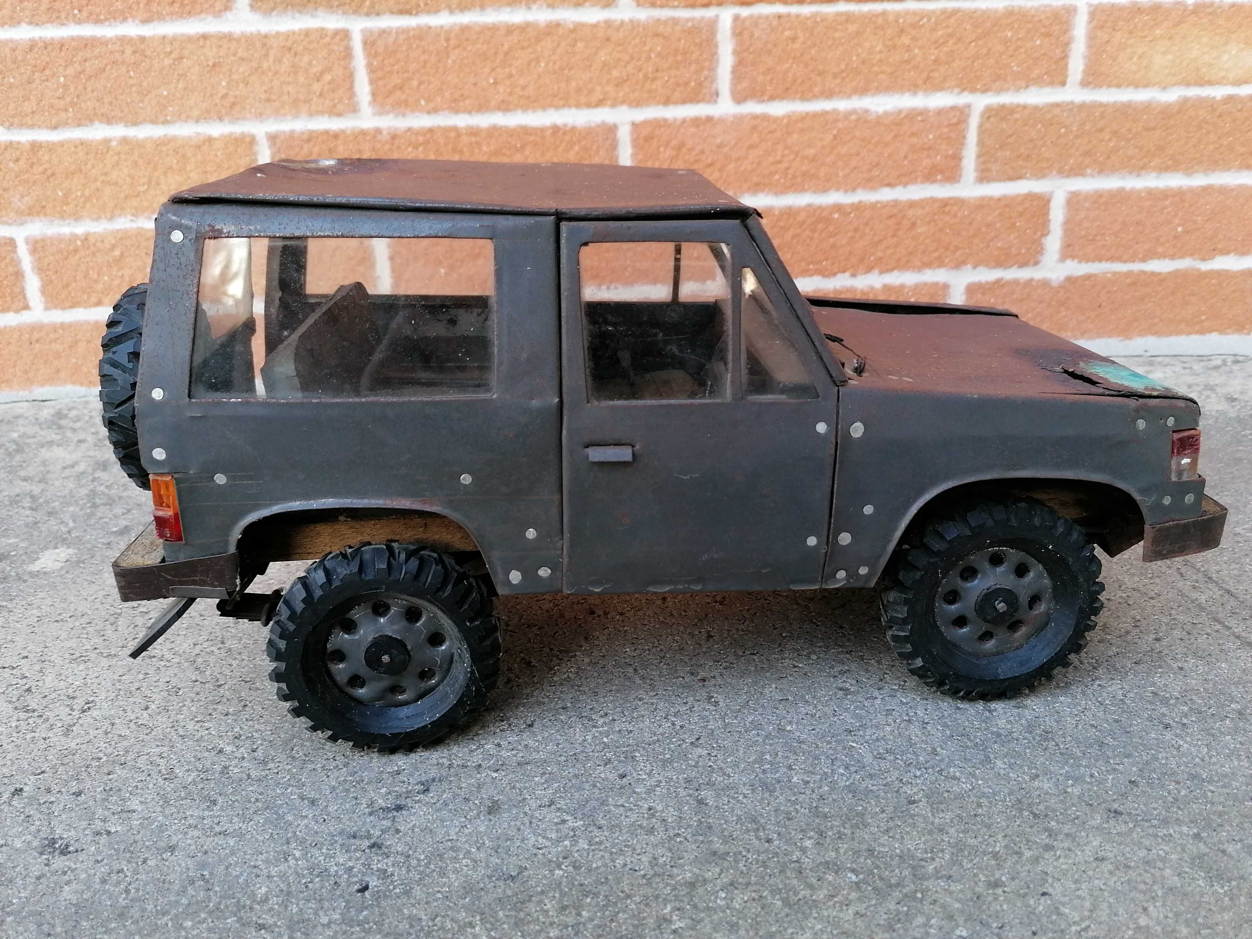 Carro Mitsubishi Pajero, artesanal, 36 cm