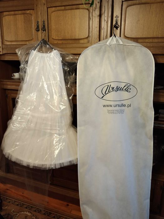 Suknia ślubna śnieżno biała.
