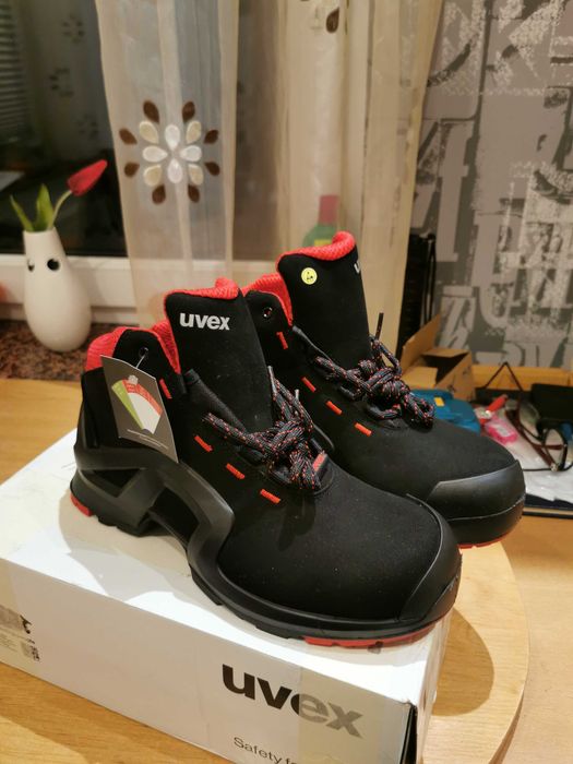 Buty robocze Uvex rozmiar 42.