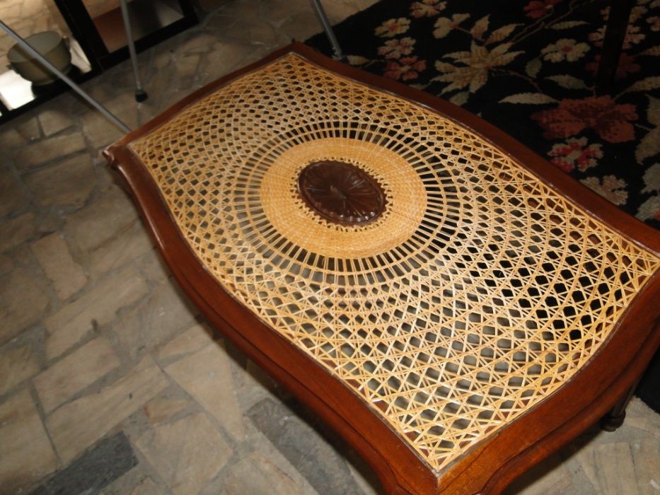 Mesa de centro em madeira maciça palhinha e vidro - óptimo estado