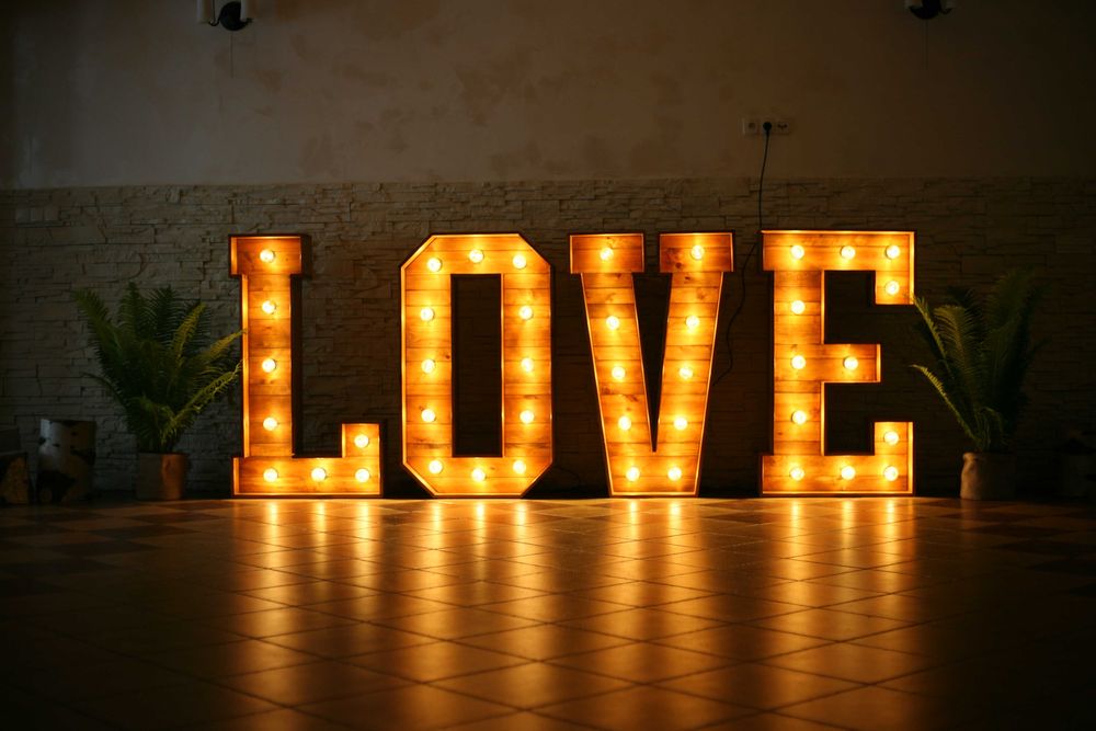 Rustykalny napis LOVE – wynajem na wesele / event / sesję zdjęciową