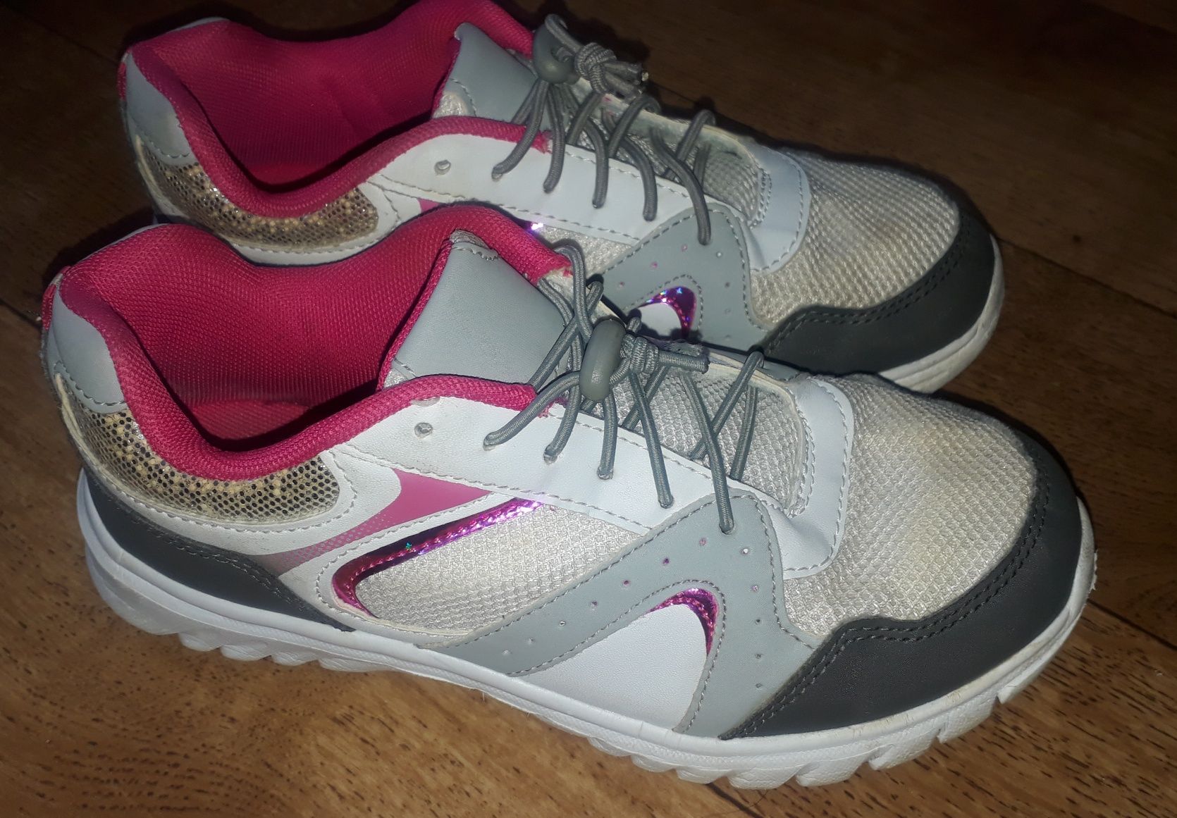 34_buty sportowe_lekkie_biała podeszwa_szkoła
