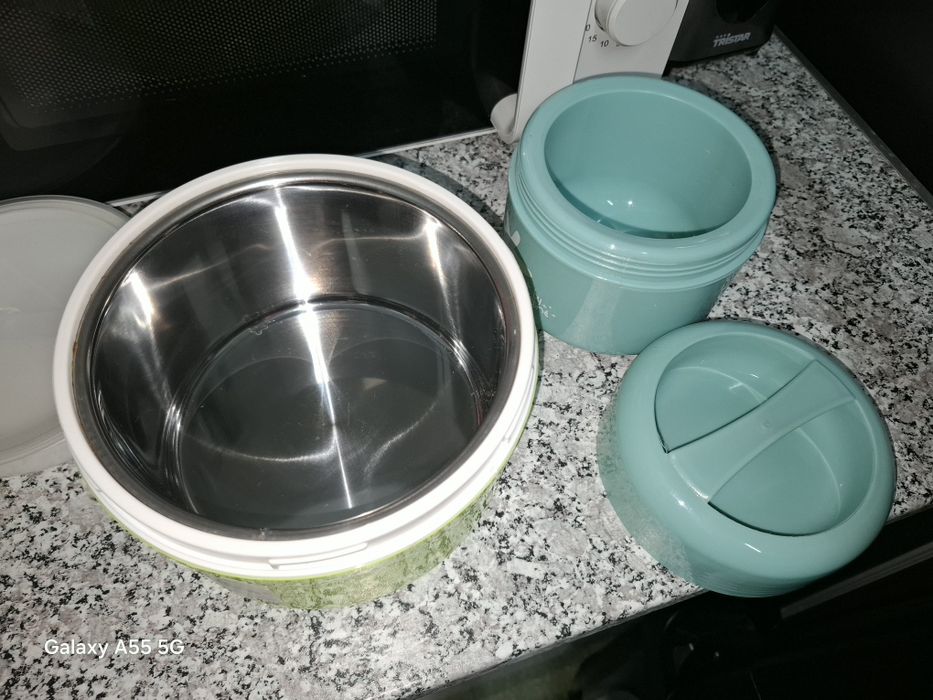 Duas termos de tamanhos diferentes uma em inox