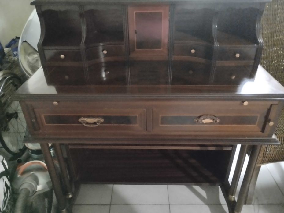 Escrivaninha em mogno.