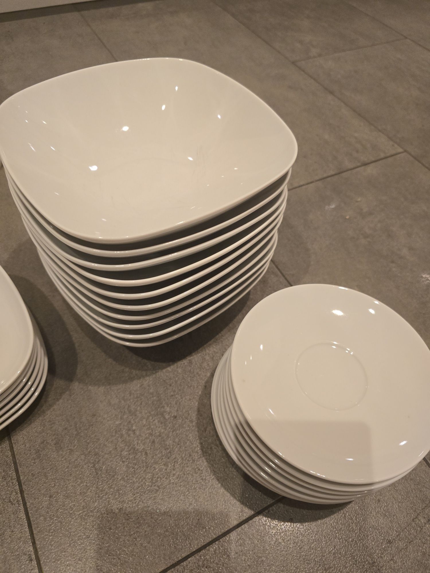 Ikea talerzy serwis  Vardera zestaw uzywany okazjonalnie stan bdb