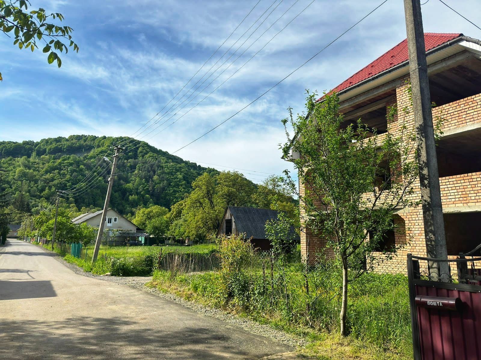 Земельна ділянка із домом