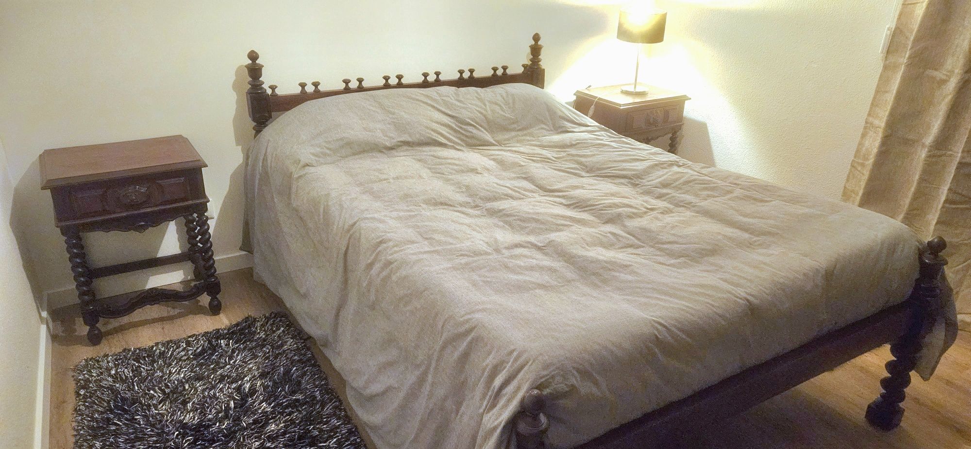 Cama de casal antiga com mesas de cabeceira