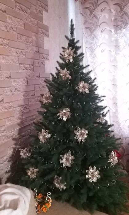Ёлка  как настоящая с цельнолитыми ветки и иголками  1.8м