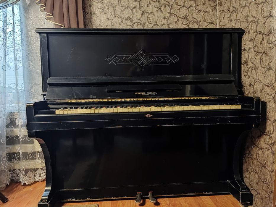 Кабінетний рояль "Красный октябрь"