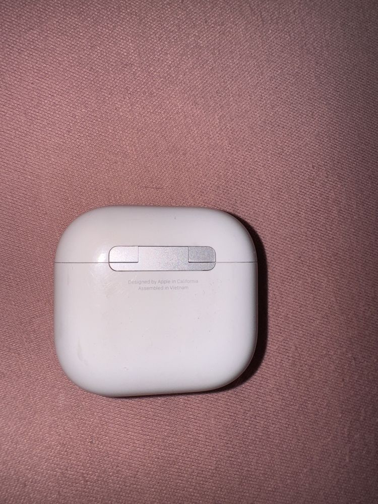 Sluchawki bezprzewodowe AirPods 4 Stan dobry lecz nie ma lewego podsa