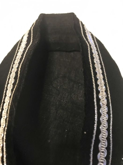 Тюбетейка з китицею. 
Тюбетейка. Традиційний чоловічий головний убір.