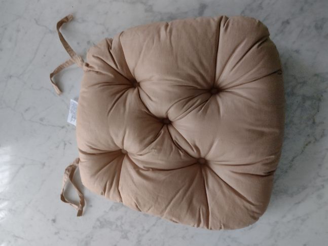Nowa beżowa pikowana poduszka na krzesło