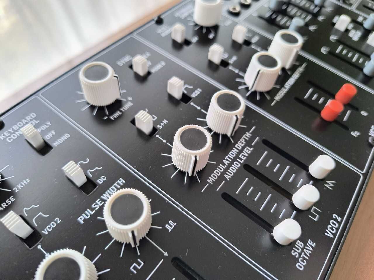Syntezator Behringer CAT