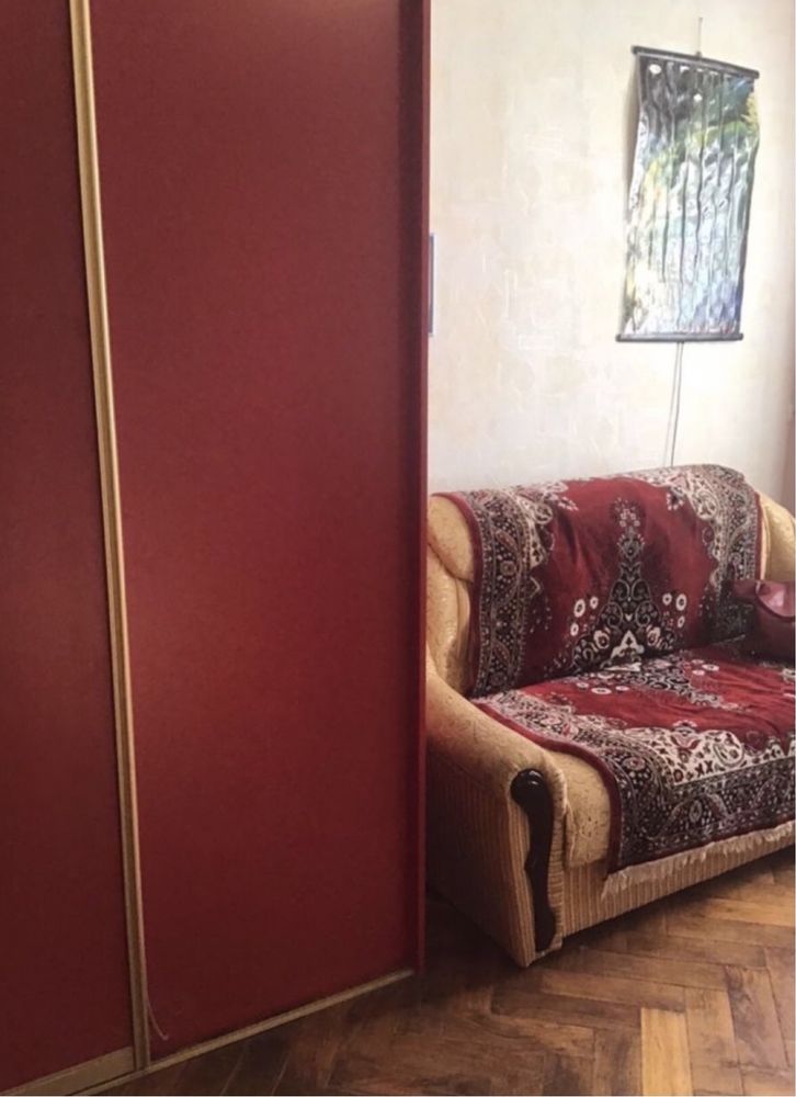 СРОЧНО просторная комната Украинский театр  свободна диван и 2 кресла