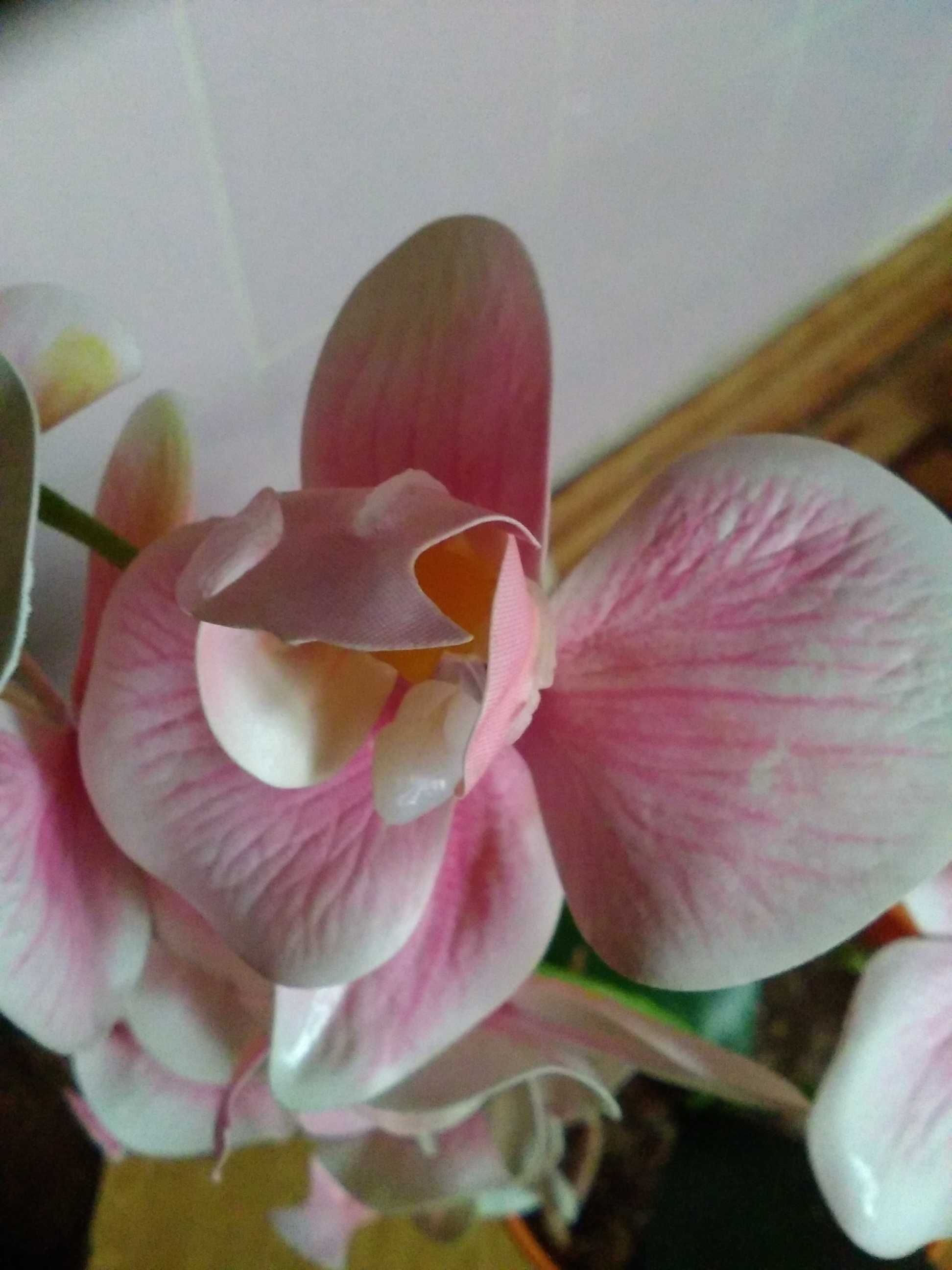 Искусственная орхидея.