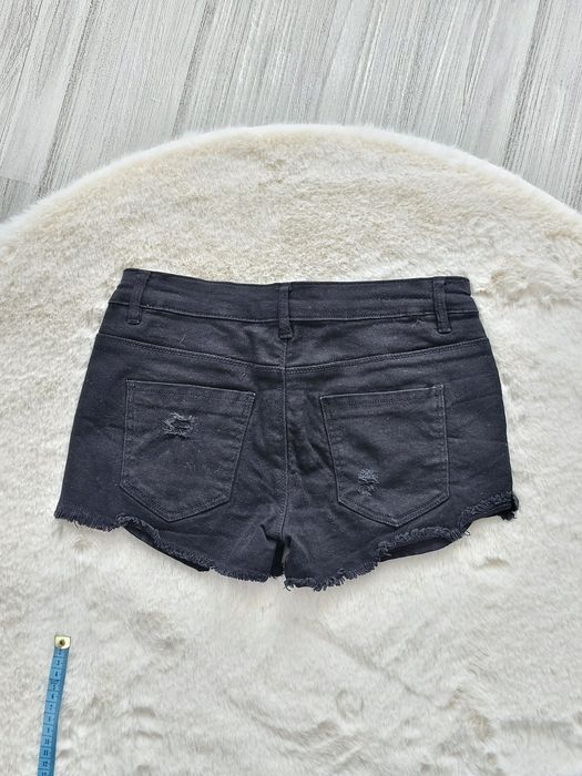 Czarne szorty jeansowe z przetarciami house modne shorty lato rock