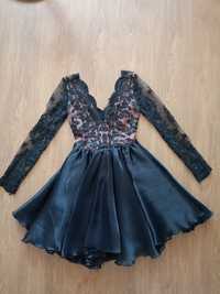 Krótka czarna koronkowa sukienka