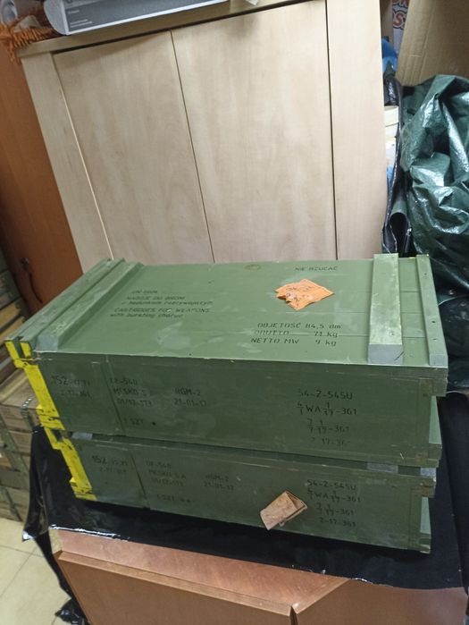 Dwie duże drewniane zielone  skrzynie wojskowe