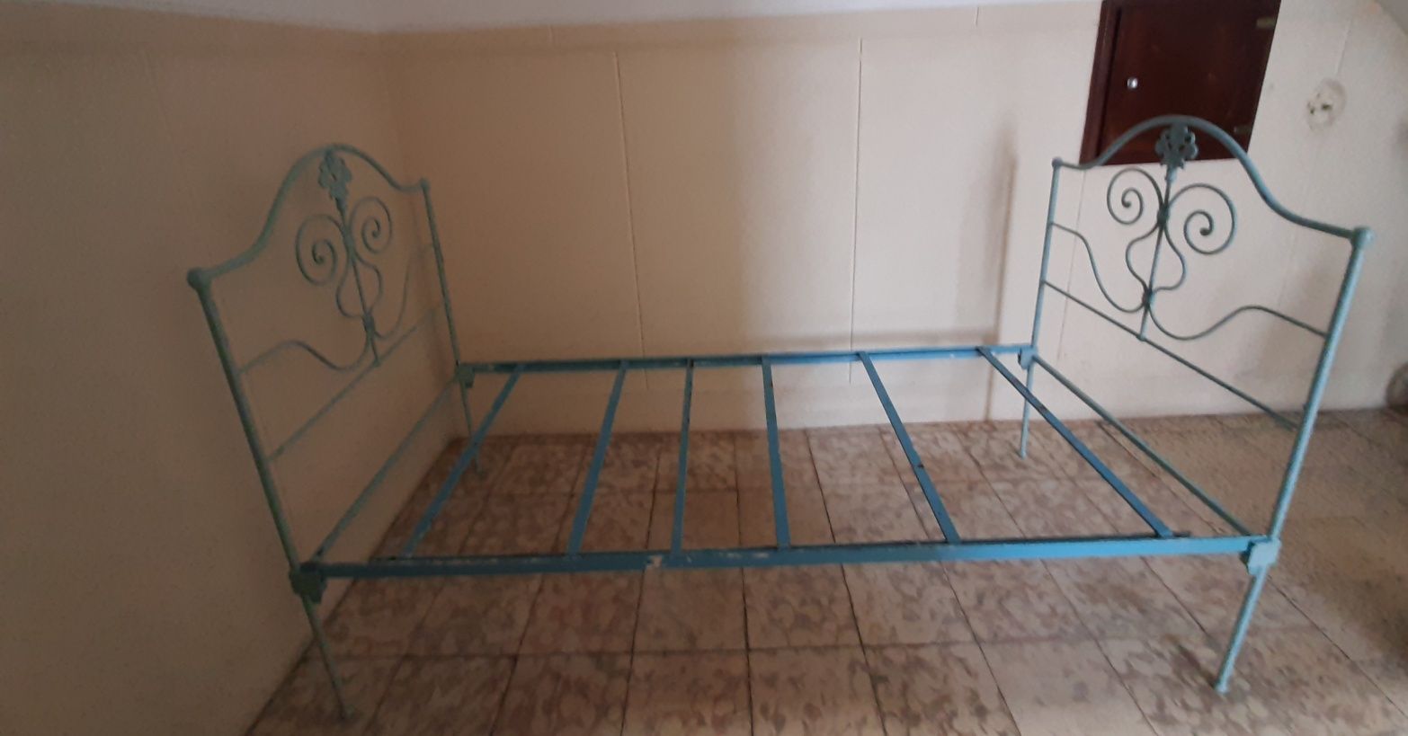 Cama de ferro antiga solteiro