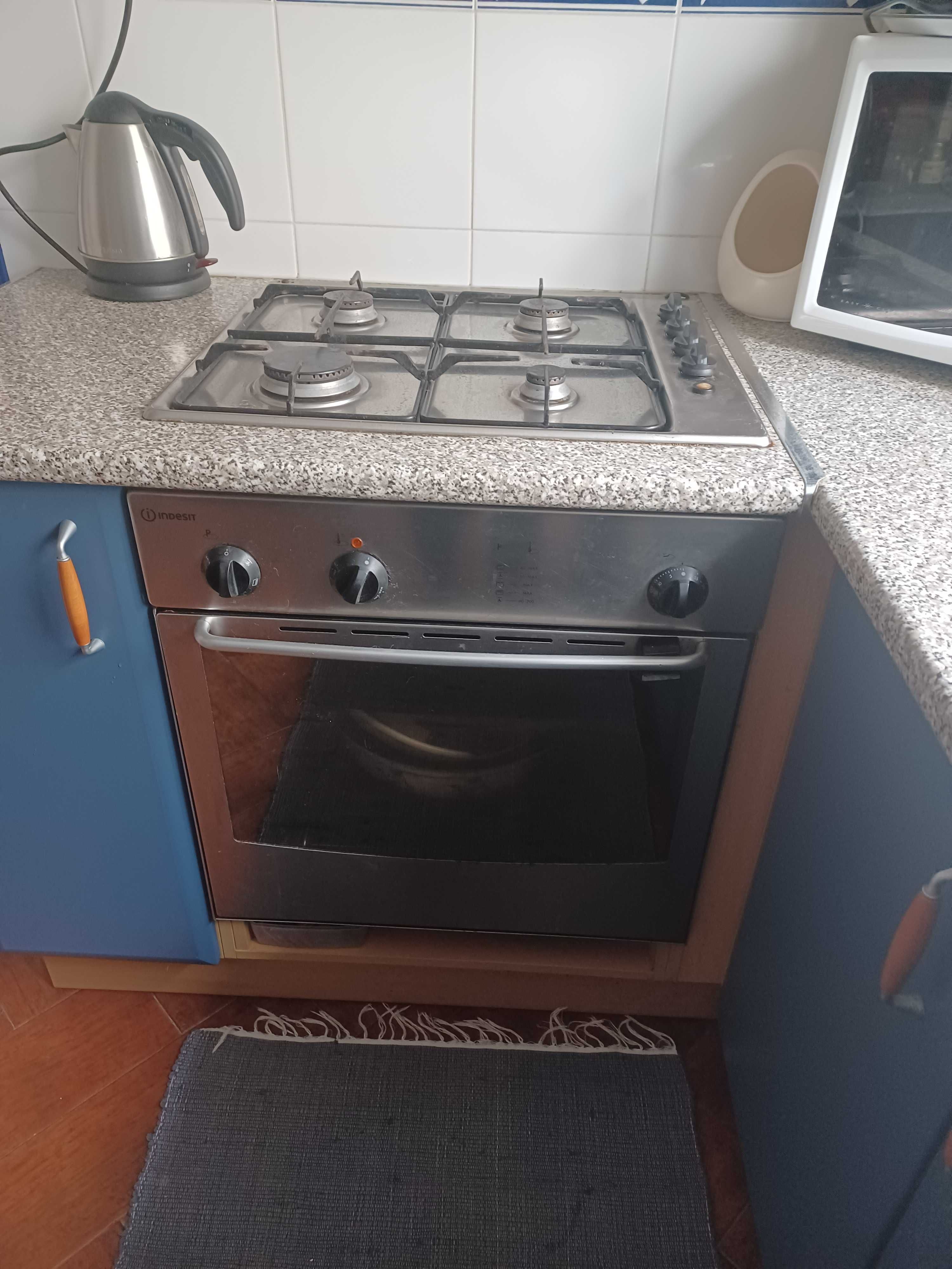 Placa fogão com 4 bicos e forno Indesit