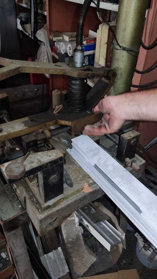 Máquina de fazer rasgos em alumínio