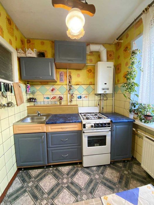 Продаж 2 к квартири вул. Суворова 13, р-н Тітова.