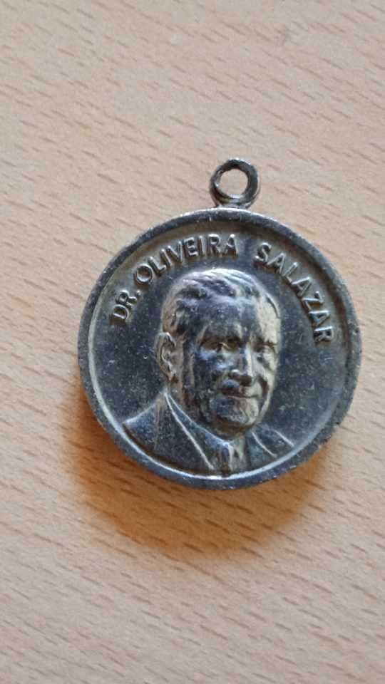 Porta chaves pendente com Salazar e Marcelo Caetano