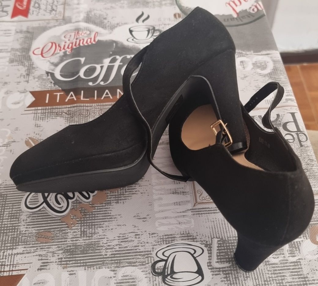 Vendo sapato de salto alto.