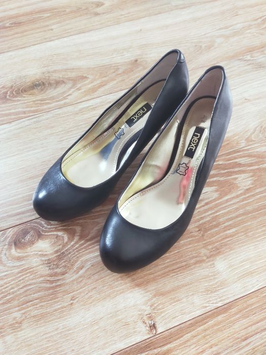 Czarne buty na obcasie Next 36