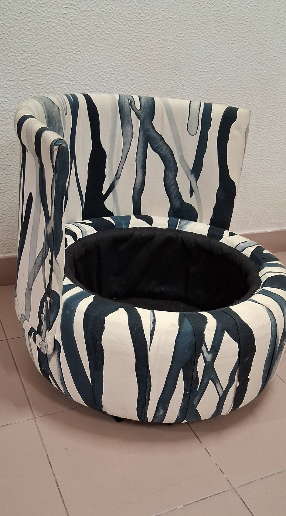 Cadeirão sem braços elegante de estilo moderno