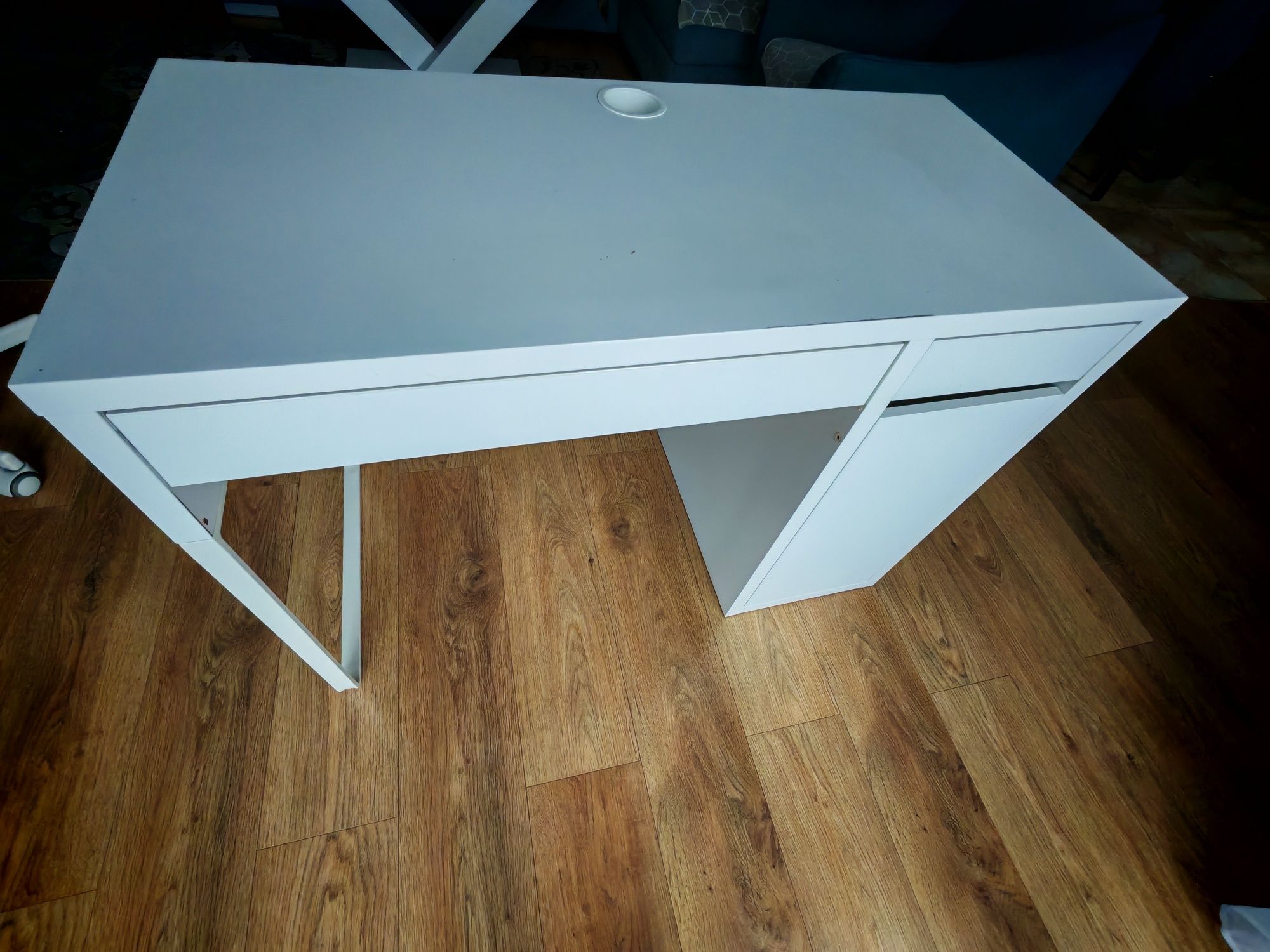 Biurko Ikea pod komputer