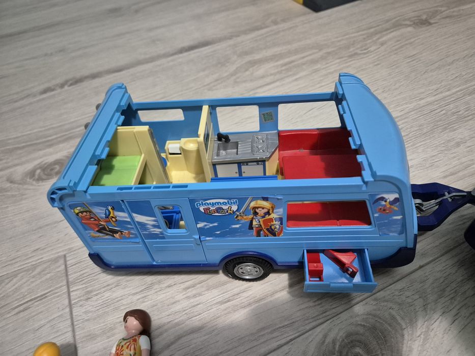 PLAYMOBIL 9502 Auto samochód PICKUP z przyczepą kempingową z rodziną
s