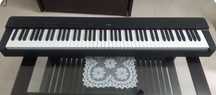 Yamaha P225 com pedal sustain