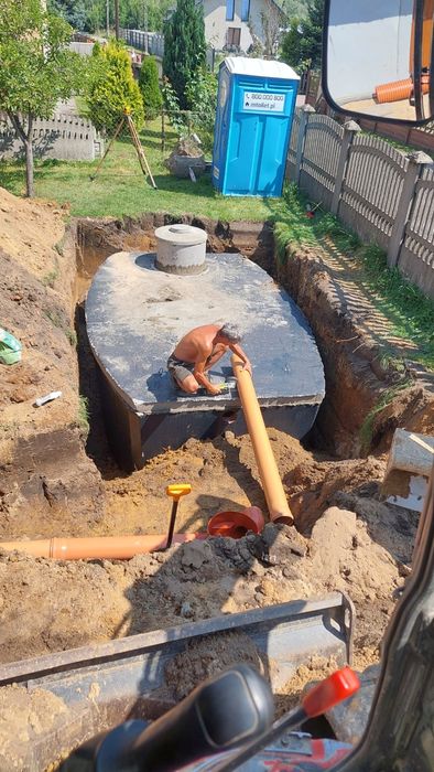 Usługi koparką obrotową z młotem do kłucia. Koparko-ładowarka