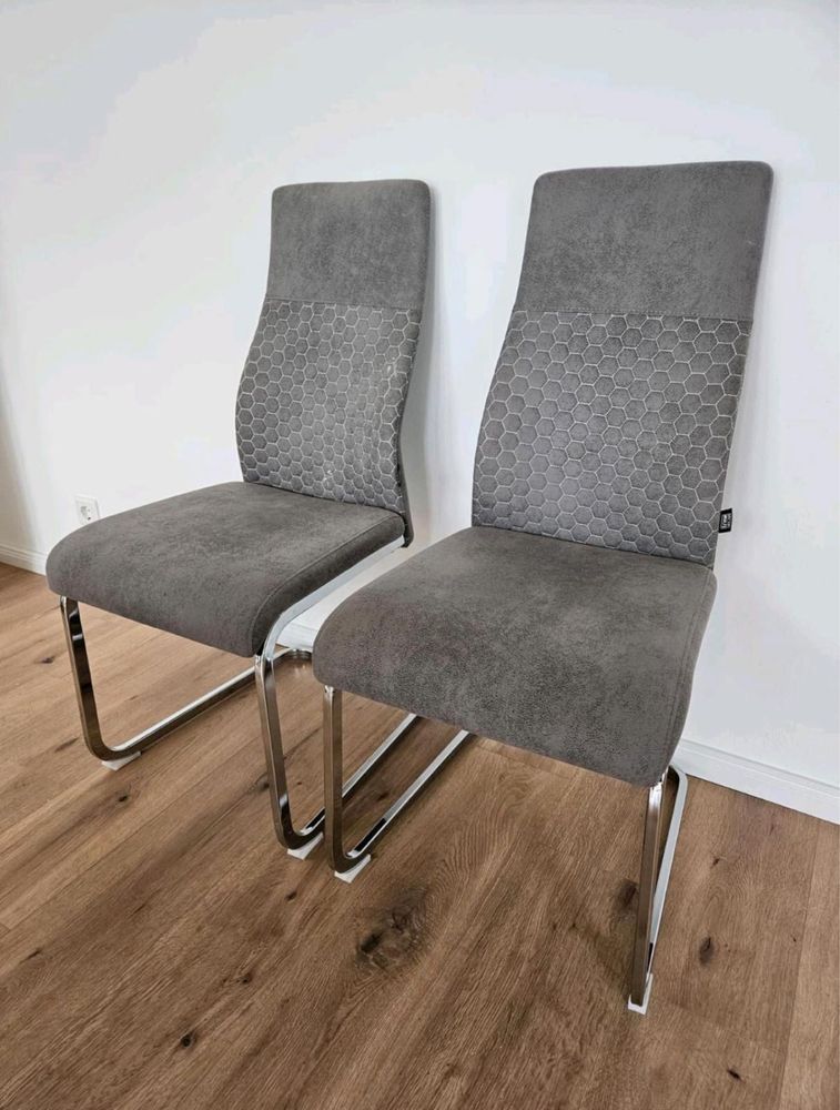 Dwa eleganckie krzesła na sprzedaż