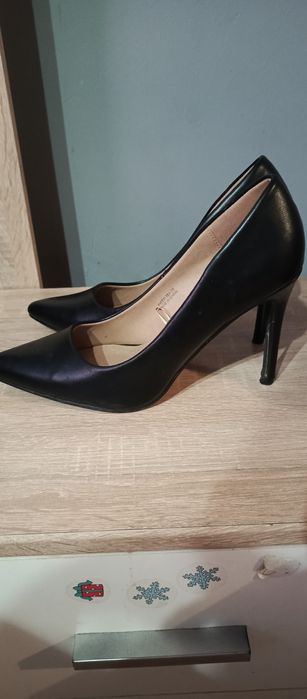 Czarne eleganckie buty na obcasie