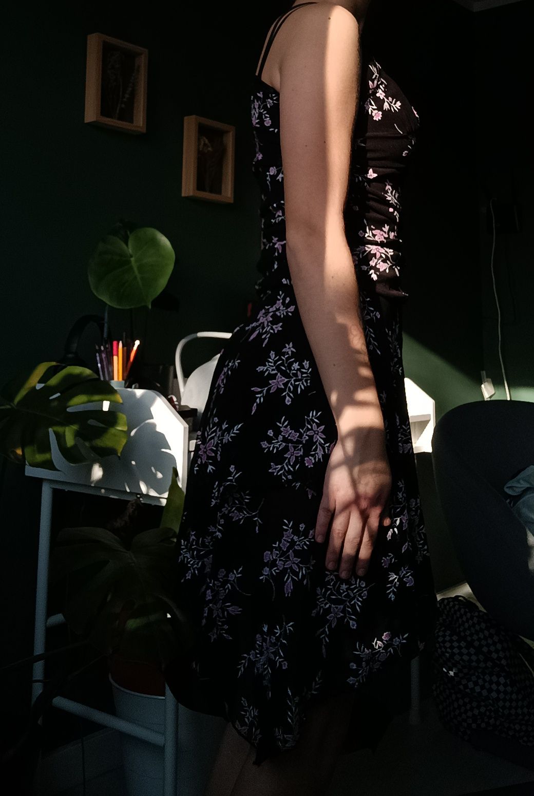 Czarna sukienka z różowymi kwiatami w rozmiarze XS
