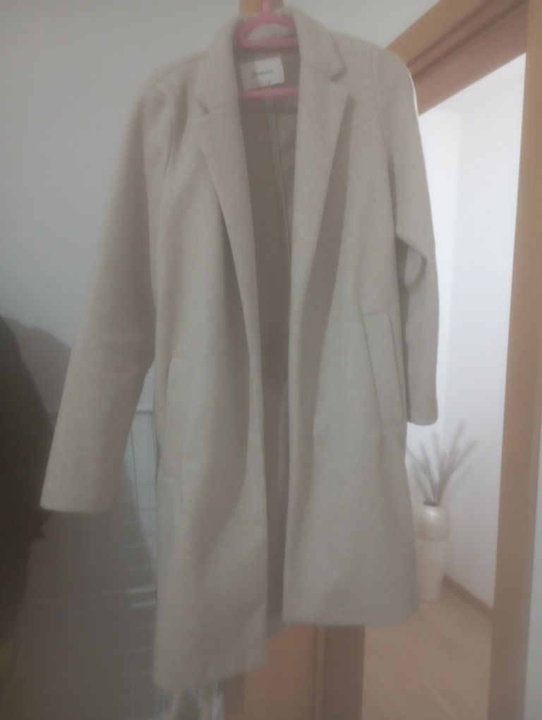 Sobretudo Stradivarius, tamanho S em cor creme