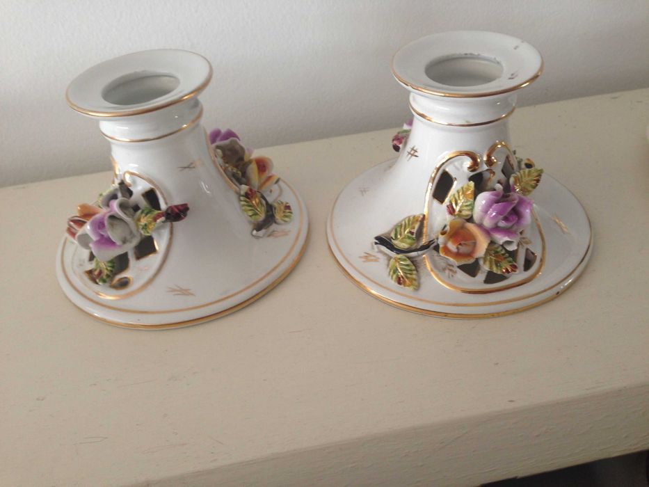 Par de jarras e par de castiçais, em porcelana floral, década 1960.