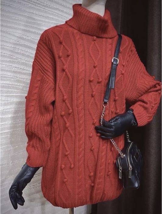 Красный удлиненный свитер с воротником платье