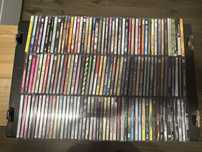 Ogromna kolekcja oryginalnych płyt CD oraz kaset magnetofonowych.