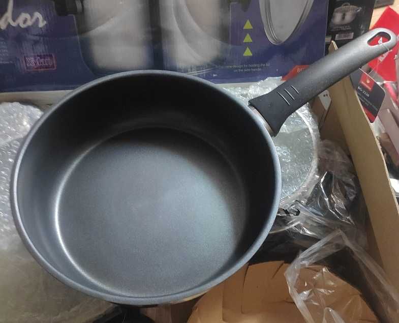 Komplet garnków stalowych Bergner z patelnią 12 el szklane pokrywki