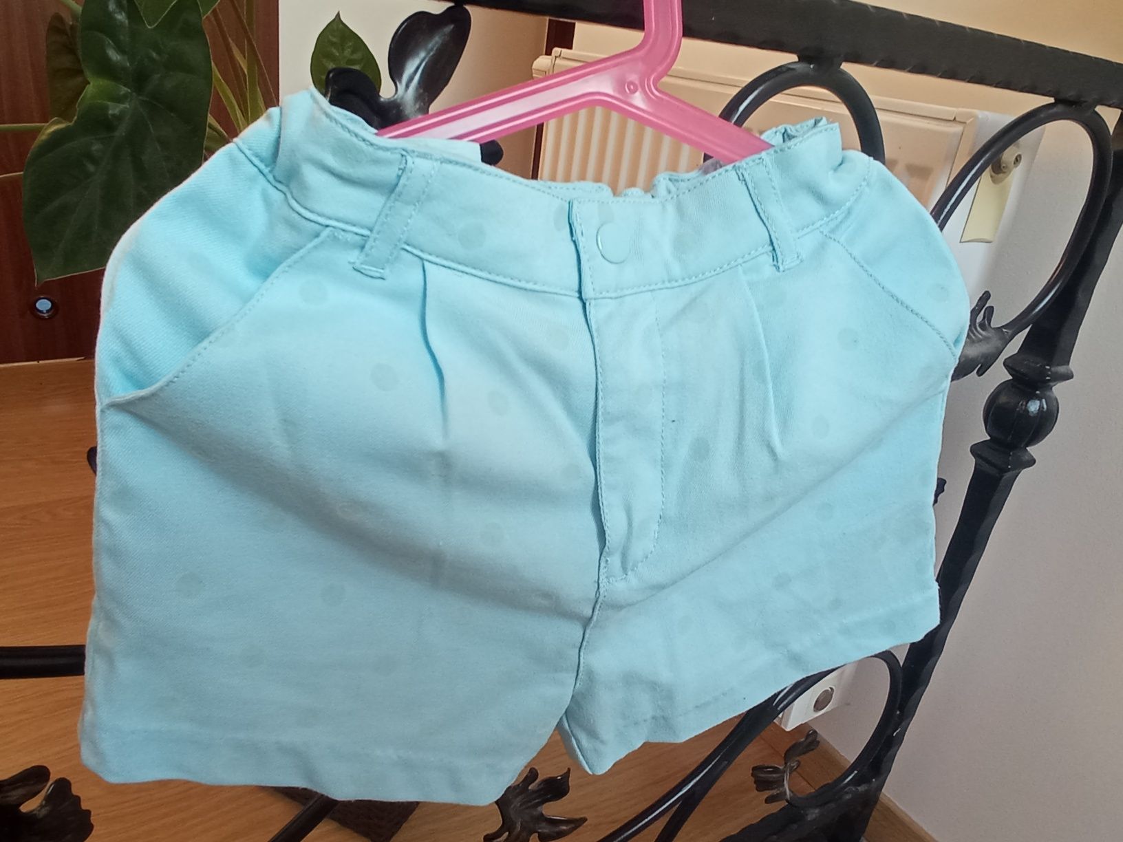 Niebieskie spodenki H&M rozm. 122
Eleganckie
Regulacja w pasie
