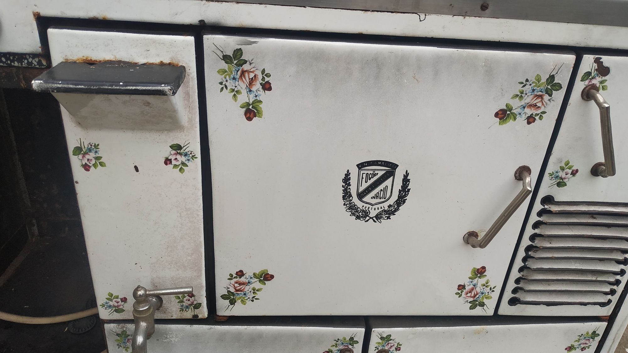 Fogão antigo a gás e a lenha com forno